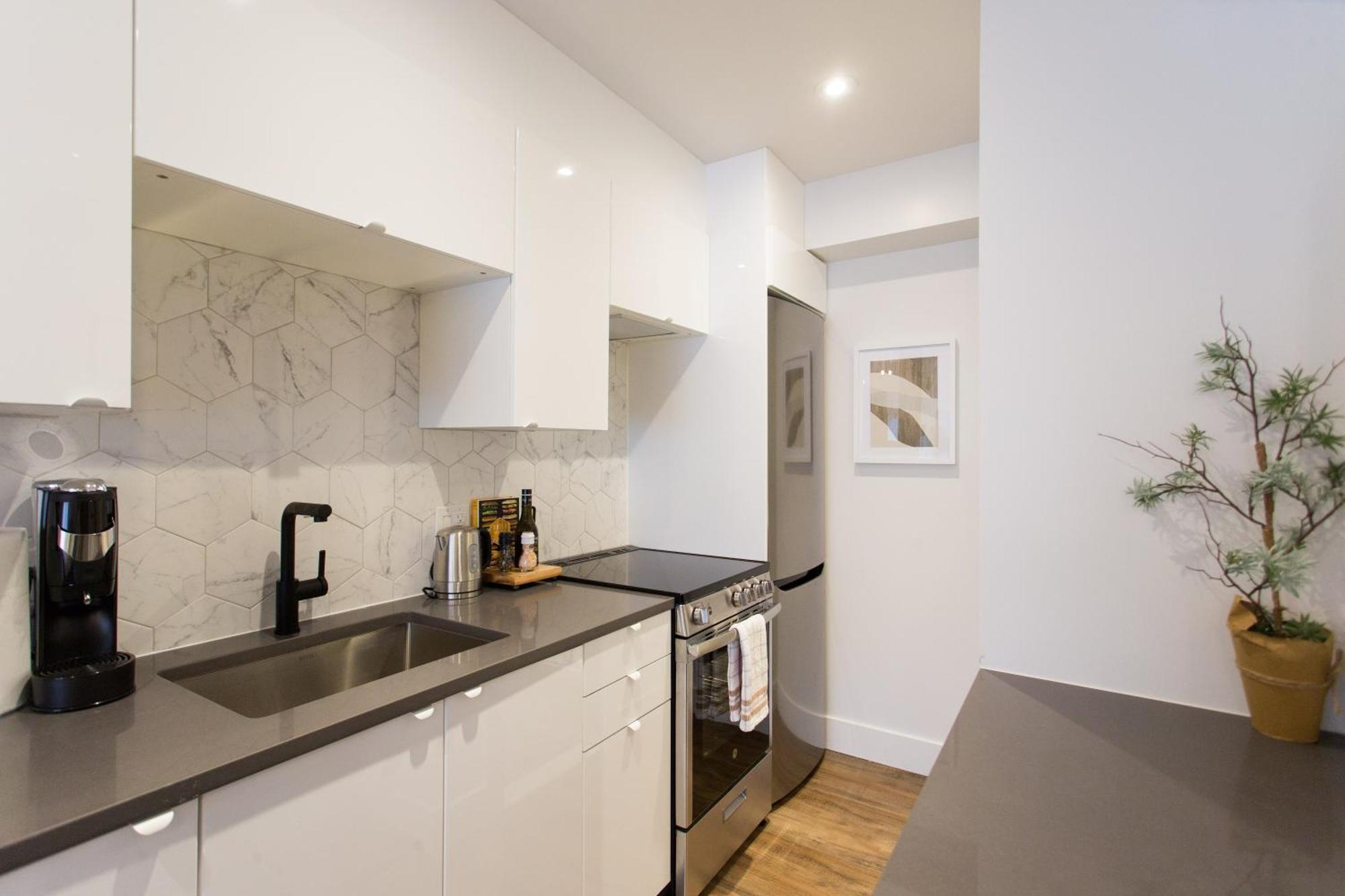 Scandinavian Studio With Full Kitchen And Bath By Den Stays Montreal Room photo